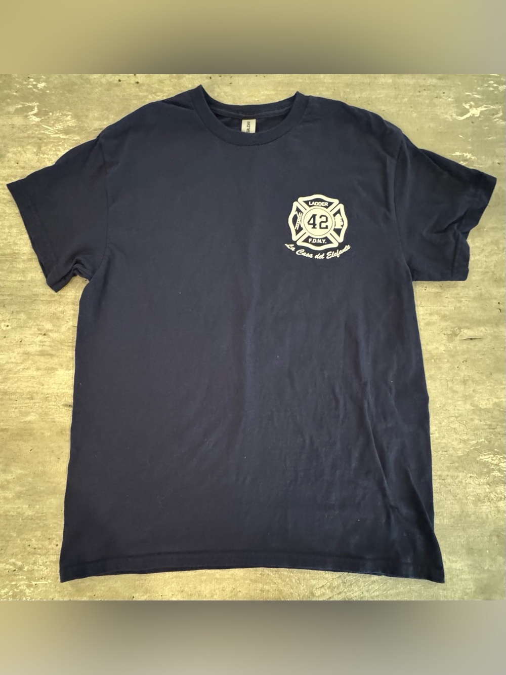 New FDNY Ladder 42 South Bronx Firefighter T-Shirt Navy Blue & Red NWOT, Men’s M